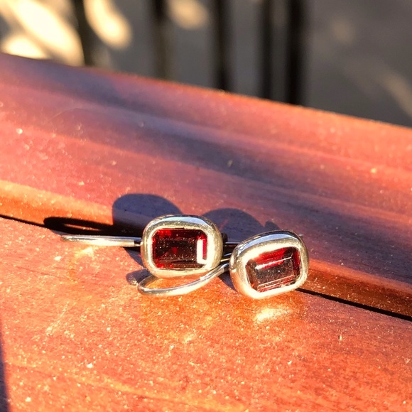 🌺Beautiful Sterling Silver earrings w/ Red stone - Picture 6 of 8